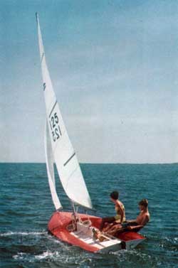 'Day Flying Saucer High-Speed Planing Sailboat