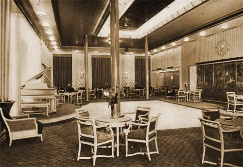 First Class Salon on the RMS Queen Elizabeth.