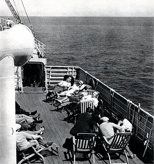 Passagiere, die sich an Deck entspannen - Wenn Sie das Meer überqueren, lassen Sie die Sorgen hinter sich