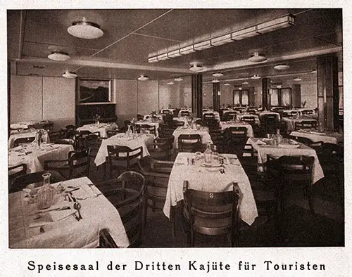 Tourist Third Cabin Dining Room (Speisesaal der Dritten Kajüte für Touristen).